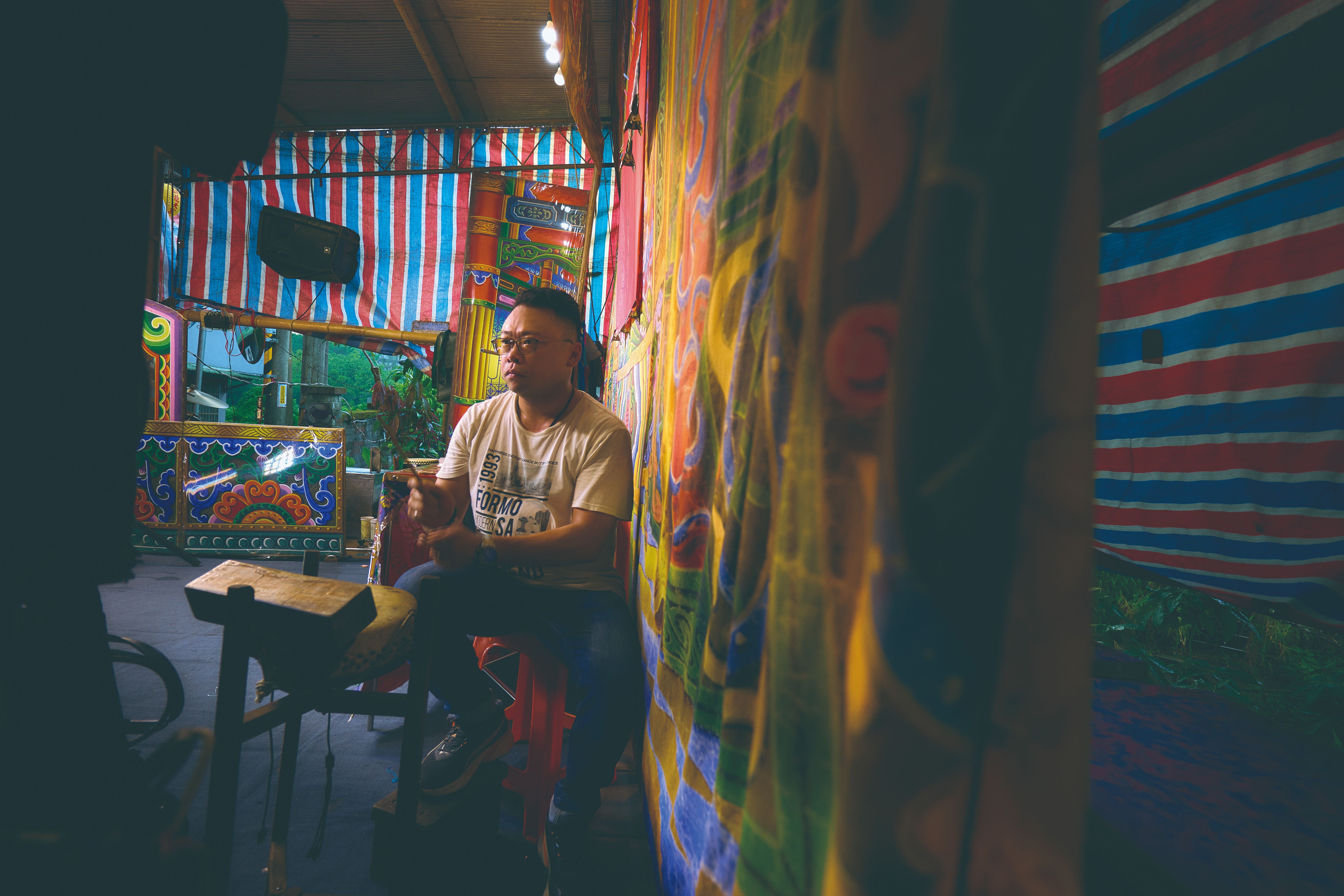 黃銘勳在戲臺上擔任「頭手鼓」，又稱「上手」、「鼓佬」，今則多名為「武場領導」。其以板鼓、柝仔板（kho̍k-á-pán）、拍板掌控節奏，更要比演員熟知劇情結構、利於推進演員情緒。（徐榕志攝）