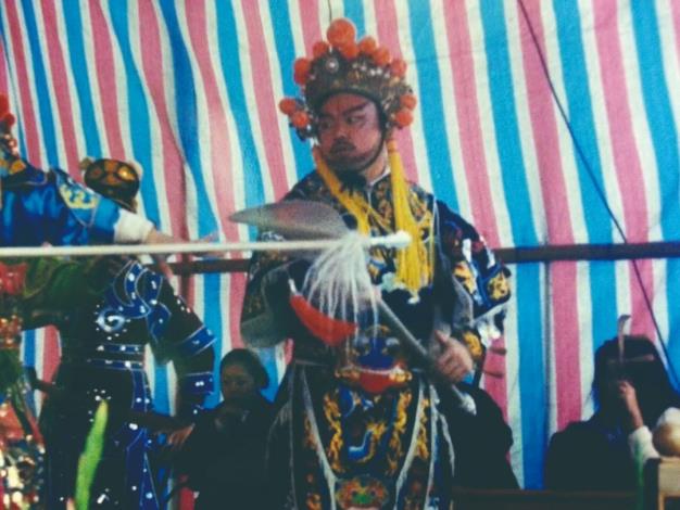 未轉換武場樂師之前的黃銘勳曾是一位相當颯爽俐落的武生，1為他18歲演出《樊江關》飾演樊洪；2為今年在民權歌劇團扮仙戲《醉八仙》飾演漢鍾離。（黃銘勳提供）