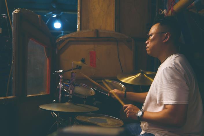 外臺演出為呈現熱鬧氣氛，目前多會搭配爵士鼓，黃銘勳也自學鑽研應用。此為民權歌劇團演出現場。（徐榕志攝）