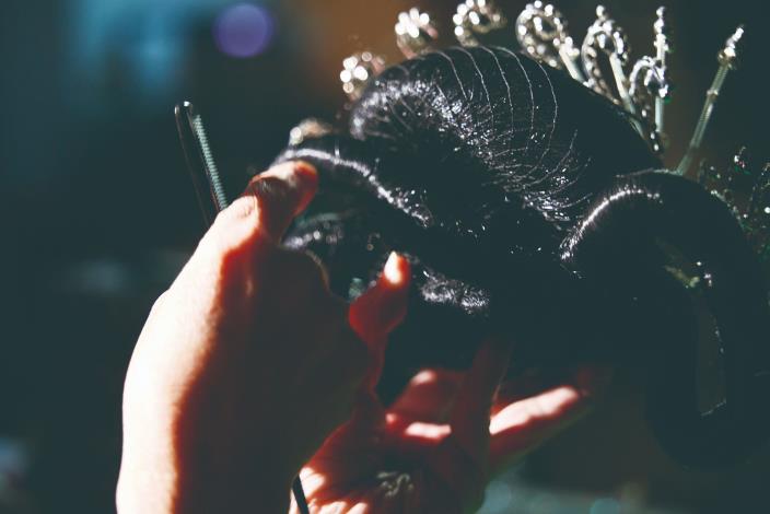 邢源琳動作熟練地梳理古裝頭髮飾。（張智傑攝）