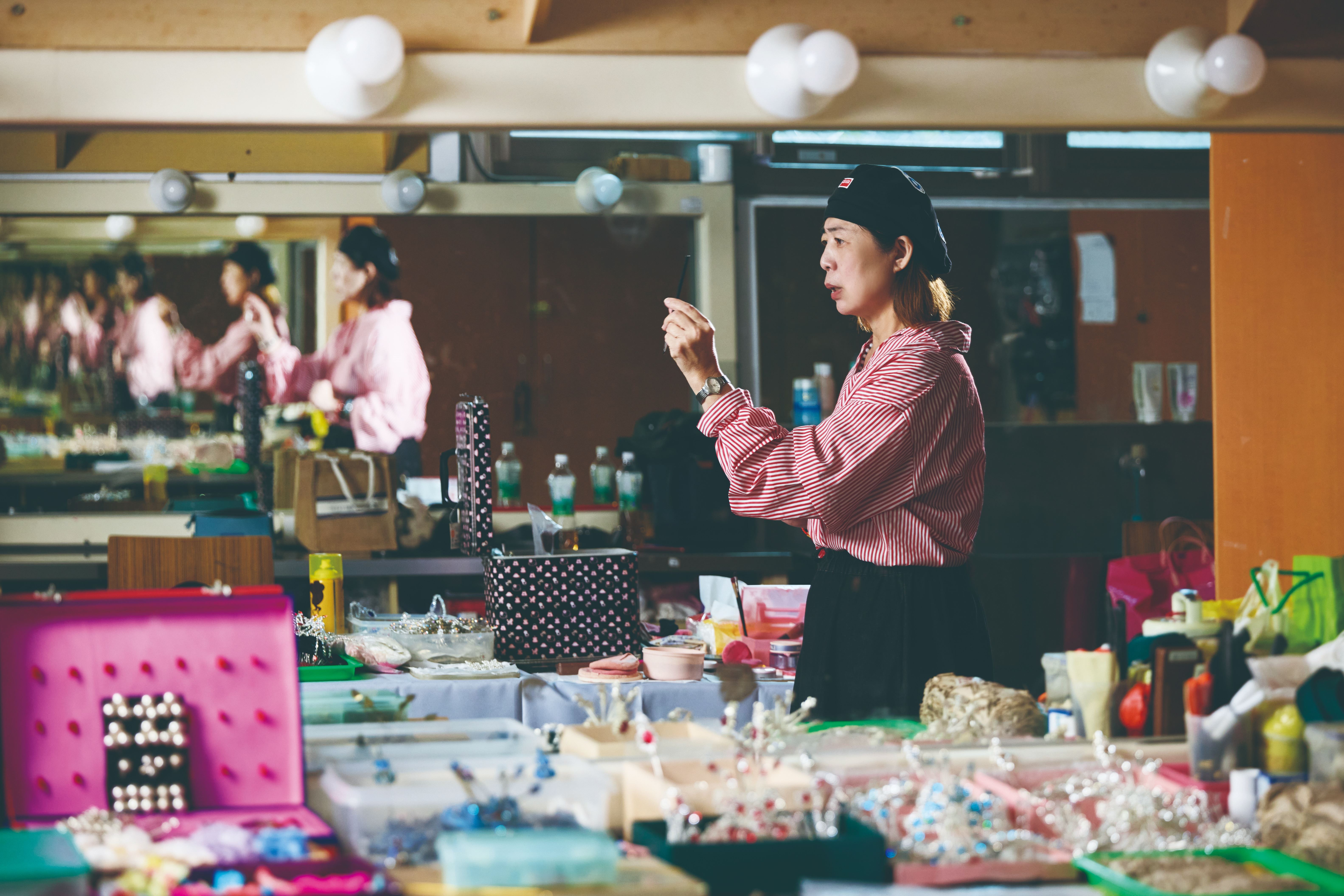 邢源琳於國立臺灣戲曲學院碧湖劇場後臺化妝間，這裡是她的主場。（張智傑攝）