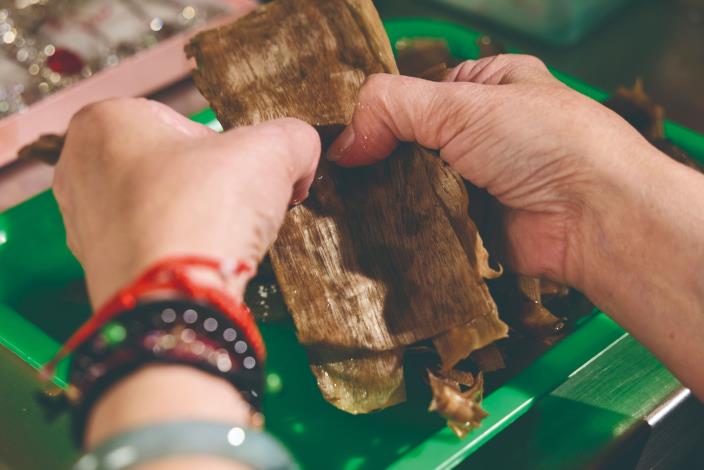 刨削榆木後所得之刨花，遇熱水釋出天然溫潤黏液，是戲曲旦角造型中不可或缺的隱形手藝，讓大小片子穩穩貼合，成就雲鬢輪廓。（張智傑攝）