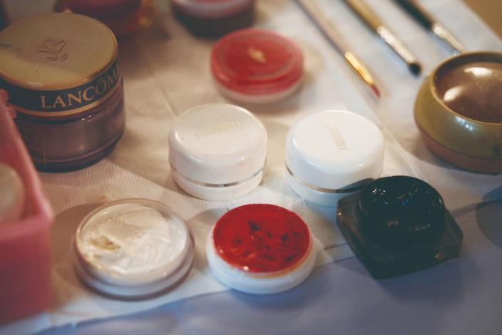 白紅黑三色油彩，是旦角妝容的基底；眼筆、眉筆、唇筆依序排列，正如一場戲的鋪陳，由眼神開始，到一抹唇紅定下角色氣韻。（張智傑攝）