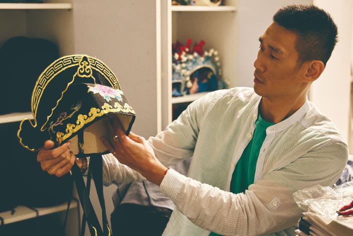 在舞臺上讓小生帥氣登場的帽帶冠飾，由於無法水洗，陳富國需反覆整理、擦拭才能收藏入庫。（張智傑攝）