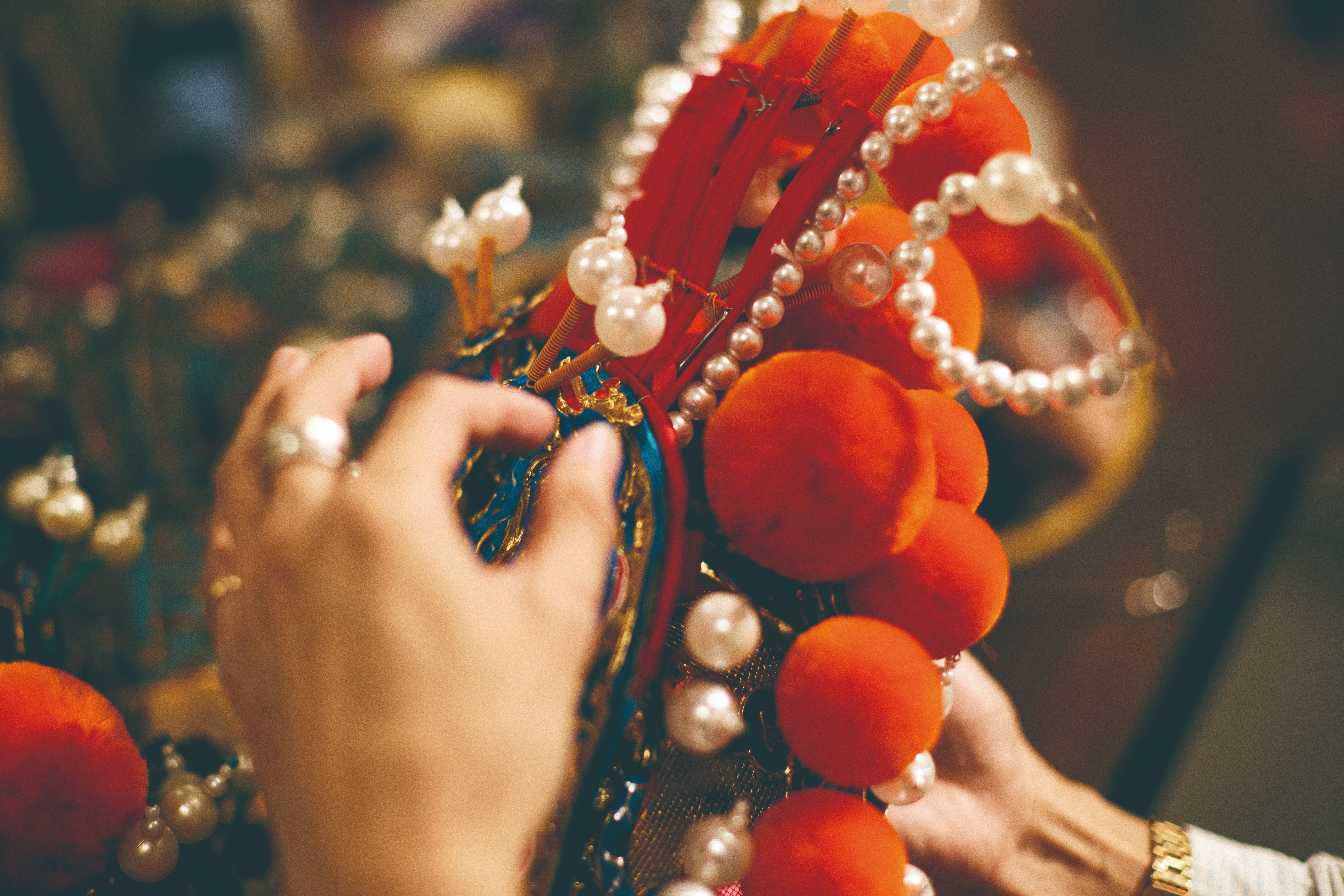 庫房裡的冠帽陪伴著國光多年，絨球歷經一次又一次的整飭，依然閃耀如昨。（張智傑攝）