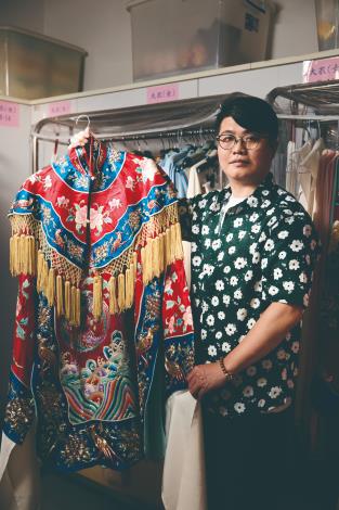 國光劇團裡的幕後英雄：衣箱鍾志強，帶領著我們一窺從不開放的庫房重地。（張智傑攝）