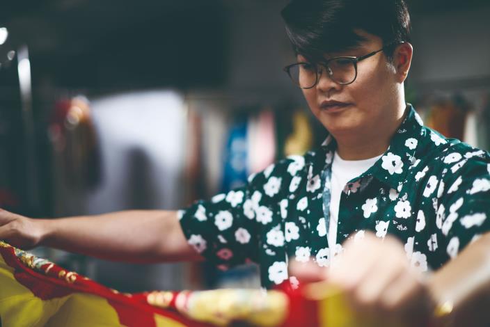 生性內向的鍾志強不擅言談，但非常在行待在衣箱倉庫整理檢視演出所需的戲服。（張智傑攝）