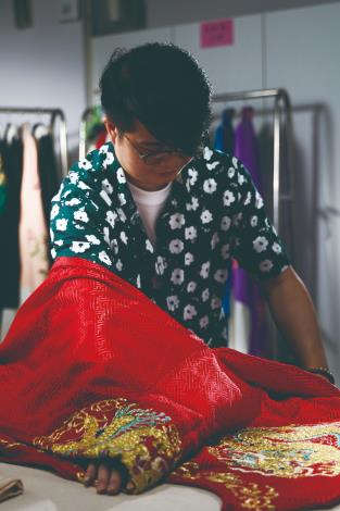 鍾志強說劇團裡每一件傳統戲服的精美繡工，都是現今機器無法複製的絕版品。（張智傑攝）