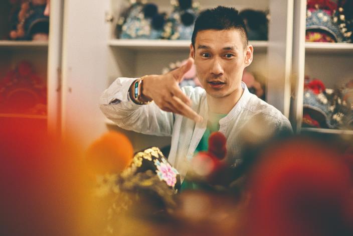 國光劇團裡的幕後英雄：盔箱陳富國，帶領著我們一窺從不開放的庫房重地。（張智傑攝）