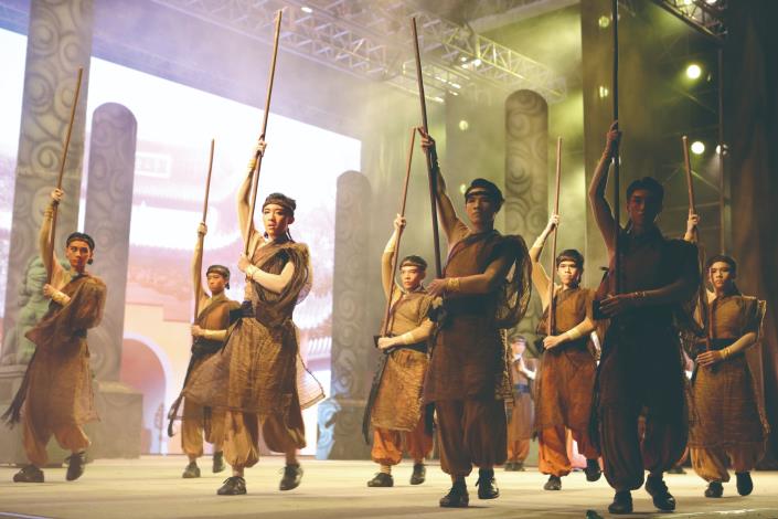 明華園戲劇總團《超炫白蛇傳》被譽為「一輩子一定要到現場體驗一次」的曠世巨作，帶給觀眾奇幻、絢麗的視覺震撼。彭偉群將武打戲昇華為美學與精神的呈現，打出戲的靈魂。（明華園戲劇總團提供）