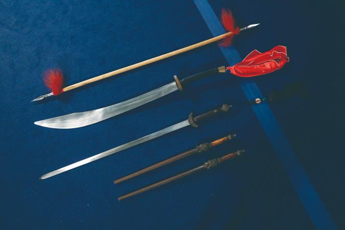傳統武術兵器陳列常見的經典兵器，展現武打角色在舞臺上的英姿與技巧。陳列皆為真兵器，舞臺上則要以木頭材質設計類似相關的兵器。（由上到下／劉德媛攝）