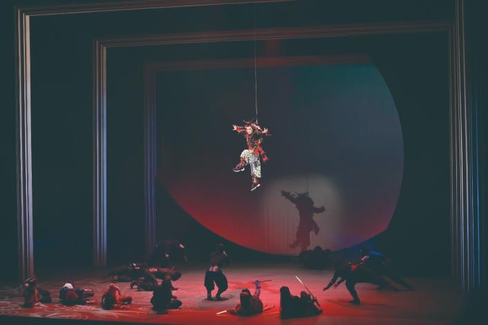 《鞍馬天狗》不只是讓觀眾看熱鬧，更讓角色在打與不打之間，演出內心的情緒與故事。（奇巧劇團提供）