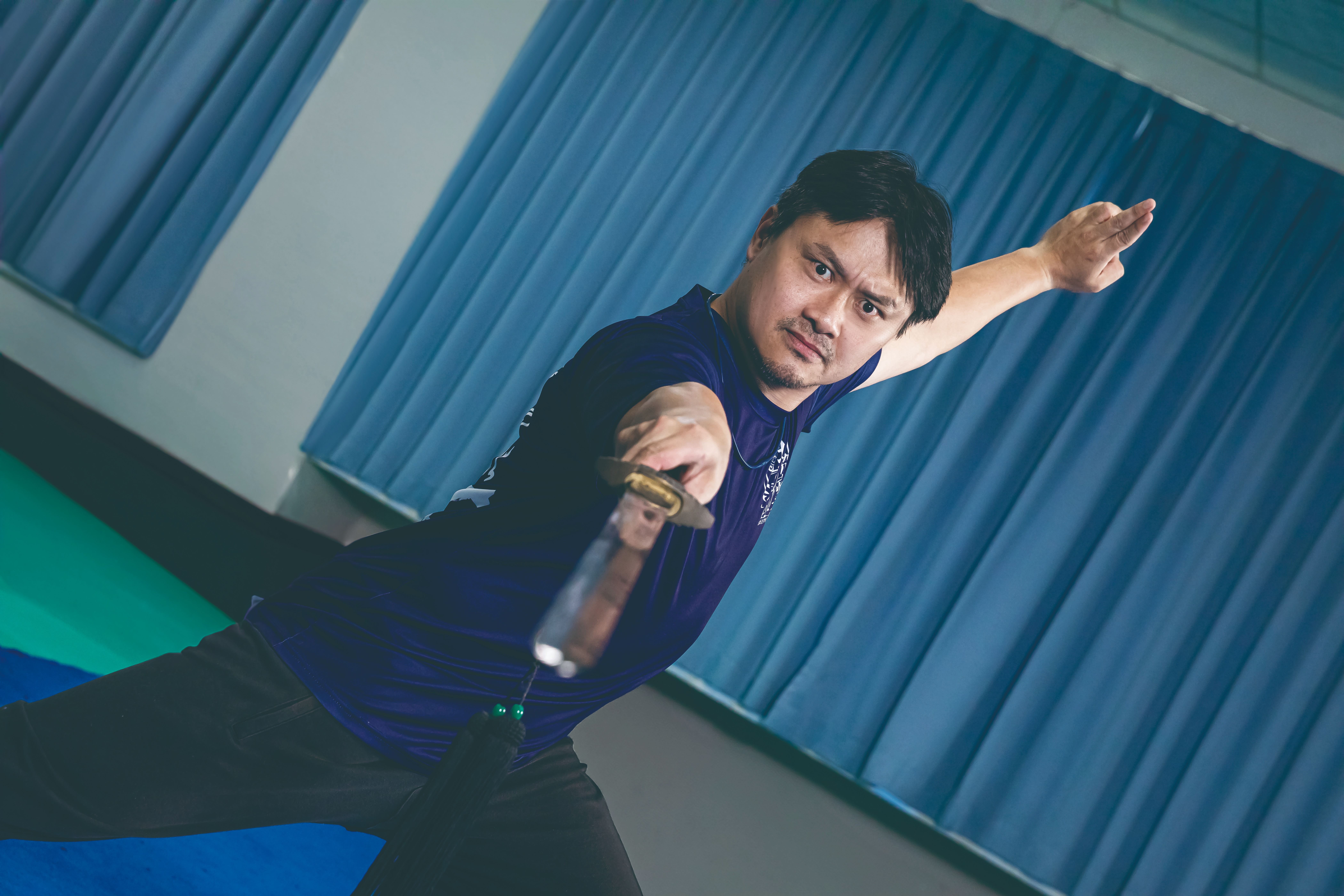 目前彭偉群亦投身傳統武場技藝之教學與推廣，於桃園市平鎮區北勢國民小學專任運動教練，他在「習武場」中指導學生，動靜之間傳遞武藝與教育的深厚連結。（劉德媛攝）