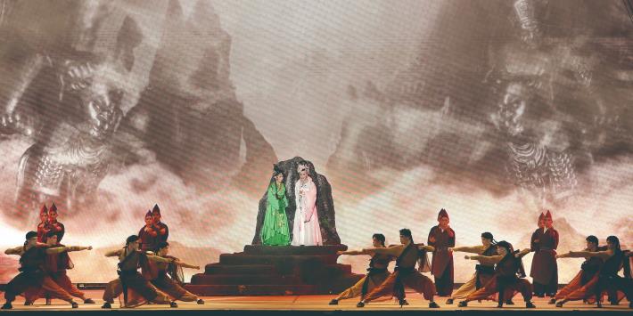 明華園戲劇總團《超炫白蛇傳》被譽為「一輩子一定要到現場體驗一次」的曠世巨作，帶給觀眾奇幻、絢麗的視覺震撼。彭偉群將武打戲昇華為美學與精神的呈現，打出戲的靈魂。（明華園戲劇總團提供）