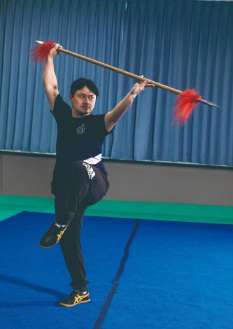 彭偉群示範：提膝托槍式。（劉德媛攝）