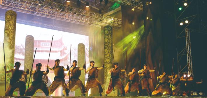 明華園戲劇總團《超炫白蛇傳》被譽為「一輩子一定要到現場體驗一次」的曠世巨作，帶給觀眾奇幻、絢麗的視覺震撼。彭偉群將武打戲昇華為美學與精神的呈現，打出戲的靈魂。（明華園戲劇總團提供）