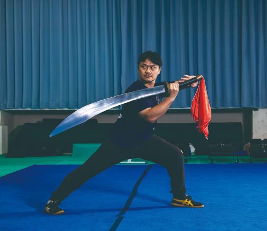 彭偉群示範：弓步帶刀式。（劉德媛攝）