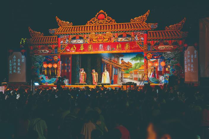 明華園戲劇總團2025年訂製的60尺牌樓。（陳冠良提供）