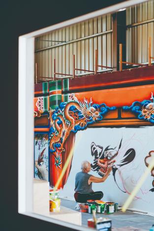 明華園戲劇總團太上皇殿軟景繪製過程。（陳冠良提供）