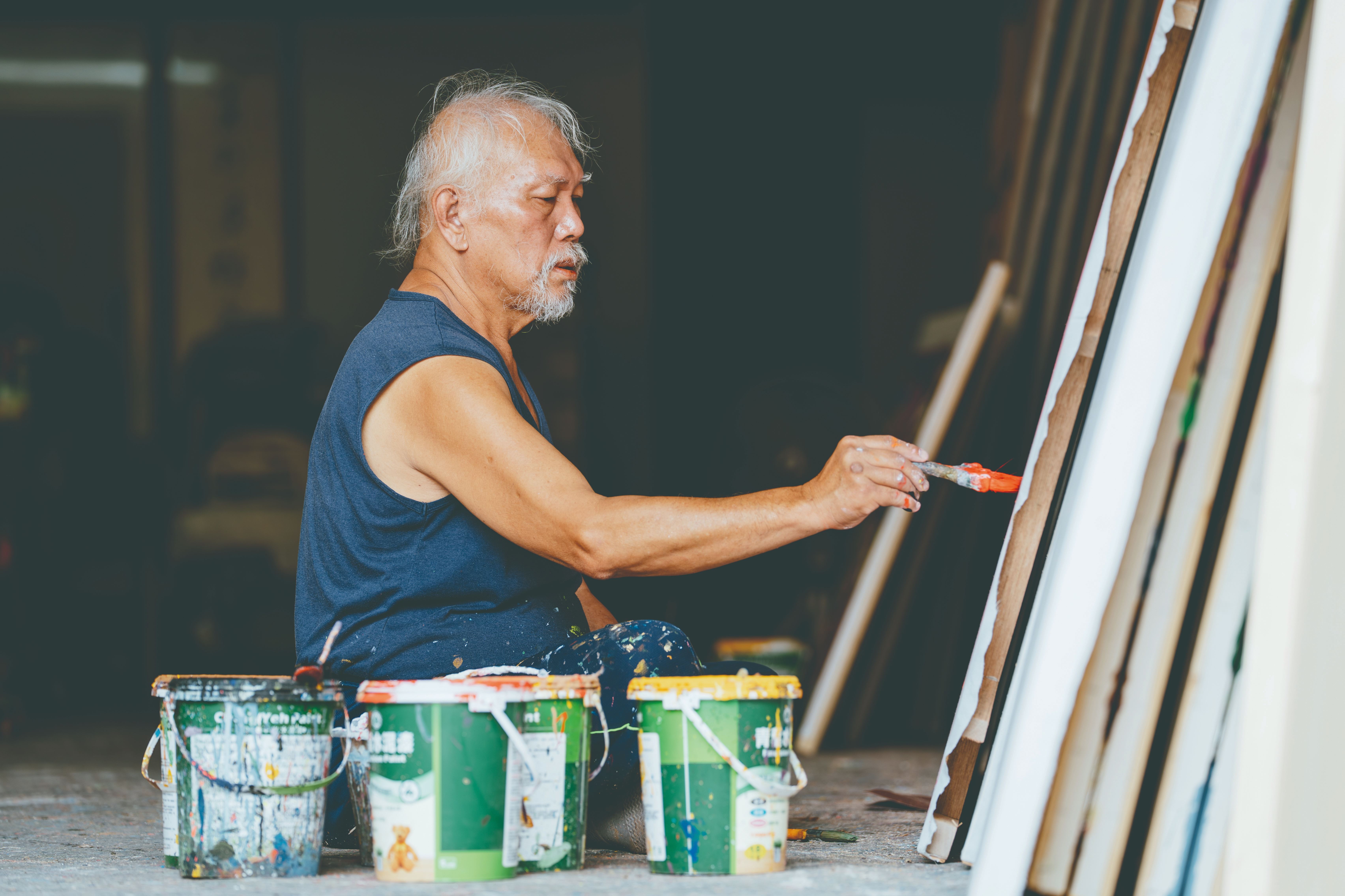 出生於屏東布袋戲世家，陳冠良對布景情有獨鍾，最終踏上布景彩繪師領域，在戲曲尚未成形之前，他就已努力一筆一畫為演員畫出舞臺。（陳冠良提供）