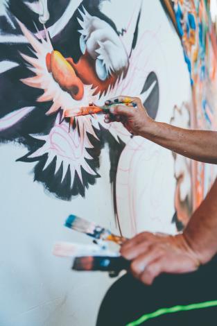 陳冠良開設義勝文化傳承布景彩繪，兒子願意接班讓他備感欣慰。（陳冠良提供）