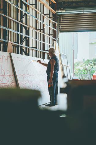 繪製布景牌樓，長時間工作需有過人體力與耐力。（陳冠良提供）