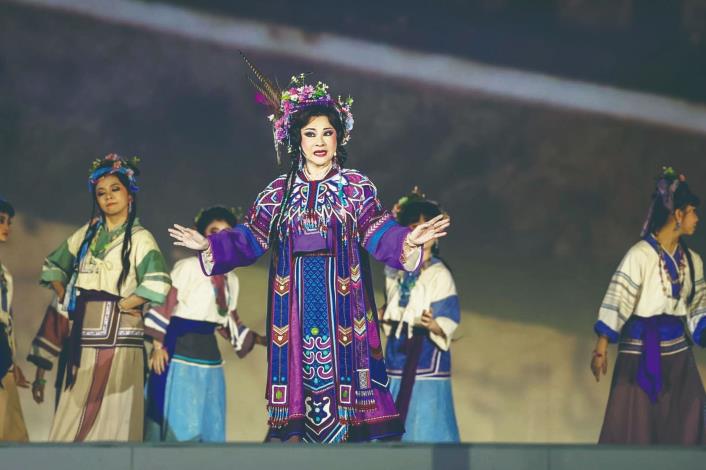 長年的音樂訓練，使得郭珍妤熟悉各種樂器音域與特性，更以此為戲曲作品做出妥適的音樂配置與分譜設計，在《1624》團隊合作中大放異彩。（國立傳統藝術中心提供）