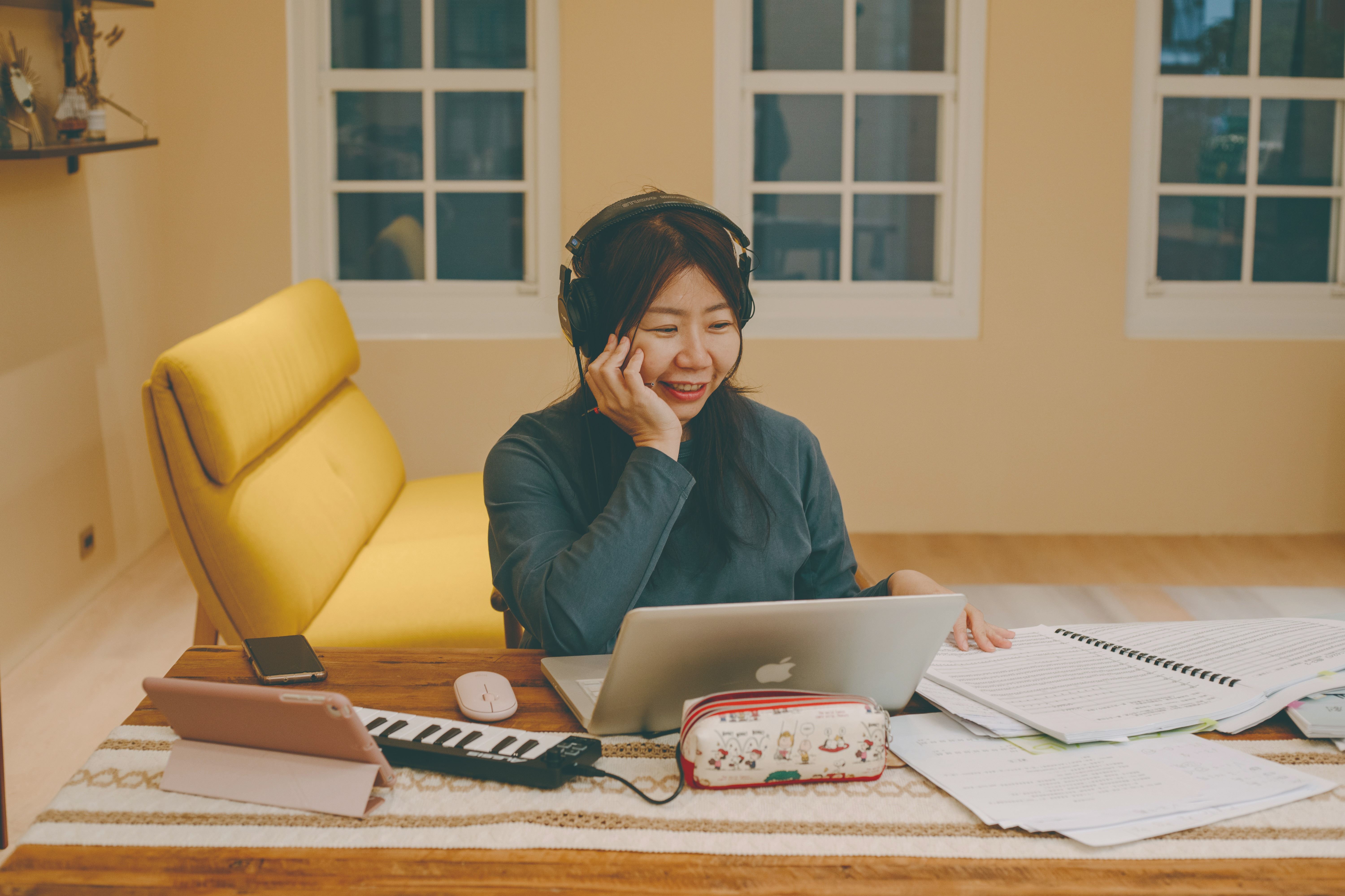 配器首要工作就是為不同樂器訂下分譜，在數位化時代，電子琴盤、筆電、耳機、樂譜、編曲軟體成為郭珍妤的重要工作夥伴。（郭珍妤提供）