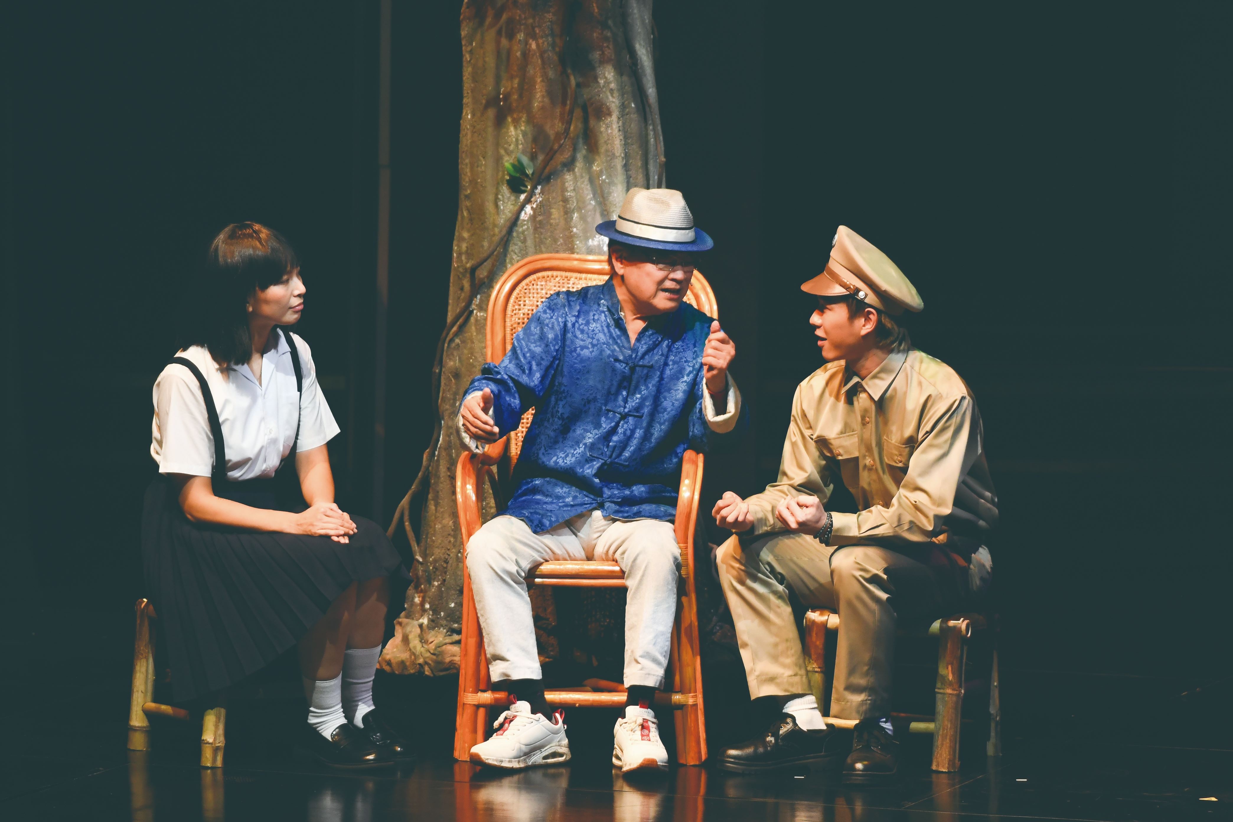 《大樹下》劉福助唸歌講古，揭開第36屆傳藝金曲獎序幕。（國立傳統藝術中心提供）