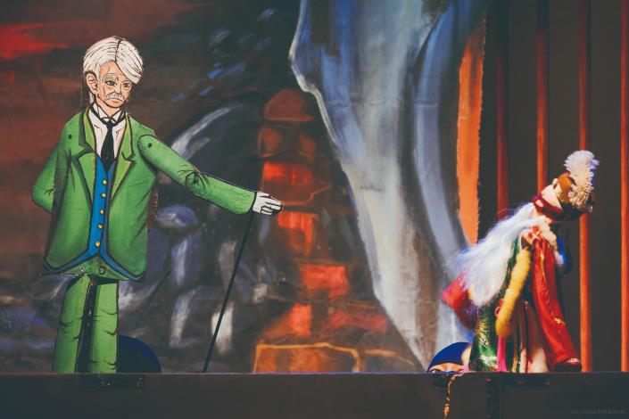 《豆花公劇場版》劇中嘗試使用設計成平面的杖頭偶。（林育全攝／義興閣掌中劇團提供）