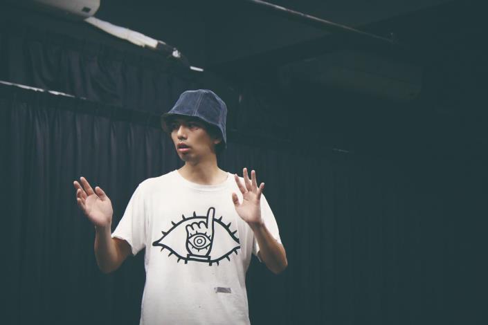 在多重宇宙裡，豆花公的變身和放大絕，透過葉志偉的想像，讓需要兩人操作的執頭偶呈現既道地又新潮的舞臺魅力。（貧窮男攝，義興閣掌中劇團提供）