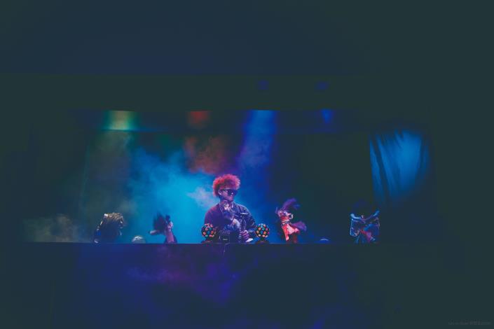 豆花公悠遊於不同宇宙，來到搖滾巨星宇宙時，他熱烈開唱。（林育全攝／義興閣掌中劇團提供）