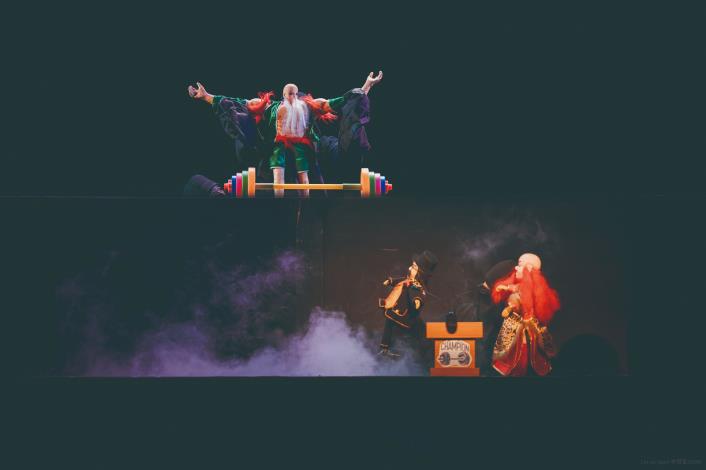 在多重宇宙裡，豆花公的變身和放大絕，透過葉志偉的想像，讓需要兩人操作的執頭偶呈現既道地又新潮的舞臺魅力。（林育全攝，義興閣掌中劇團提供）