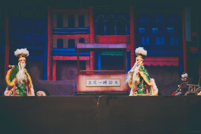 舞臺上同時出現兩個一模一樣的角色，考驗主演口白功力。（林育全攝／義興閣掌中劇團提供）