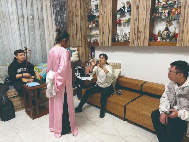 張孟逸不僅致力於經營，授課亦親力親為。（薪傳歌仔戲劇團提供）