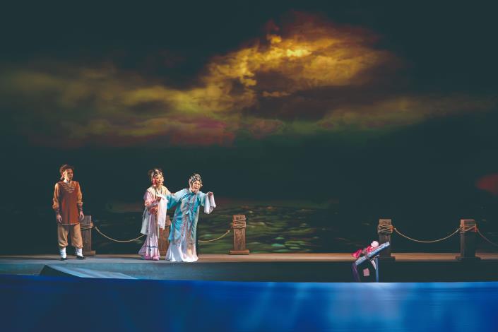 《三藏出世》「江邊捨子」一幕，張孟逸展現爐火純青演技。（陳少墉攝／薪傳歌仔戲劇團提供）