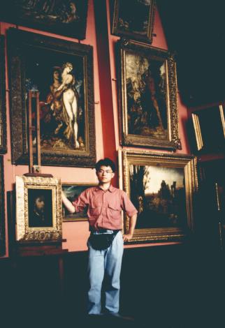 董昭民於1992年參觀巴黎Musée national Gustave Moreau，歐洲經驗讓他在古典美學上多有啟發。（董昭民提供）