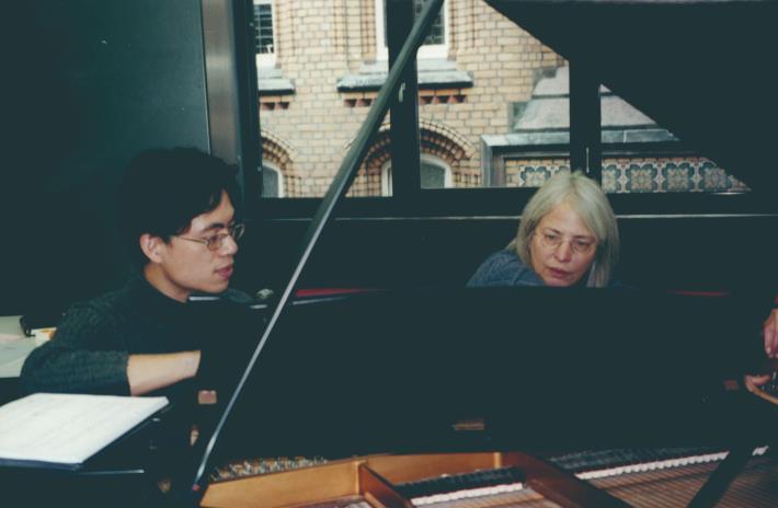 2001年製作新鋼琴作品《告別吾兄》，董昭民與美國鋼琴家Deborah Richards討論熱烈。（董昭民提供）