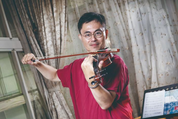 董昭民認為，若作曲家很有音樂性，新技術可經由作曲家的詮釋，變得更流動、可歌唱。（劉德媛攝）