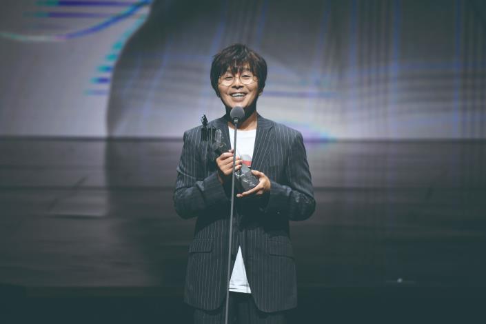 陳學毅代父親陳茂萱上臺領取「音樂類特別獎」。（國立傳統藝術中心提供）