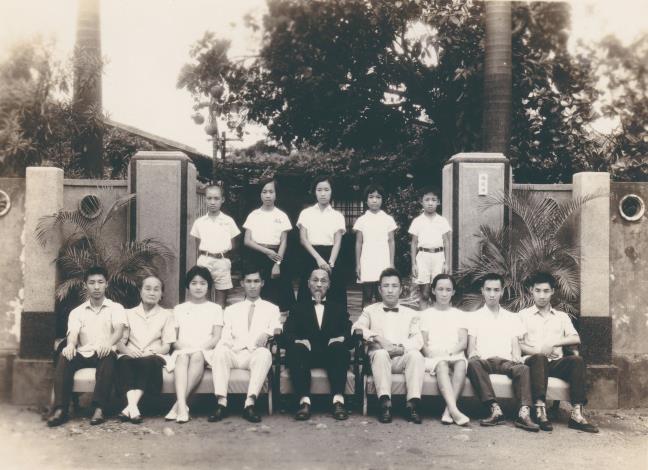 陳氏家族合照（第一排左四為陳茂萱先生）。（陳學毅提供）