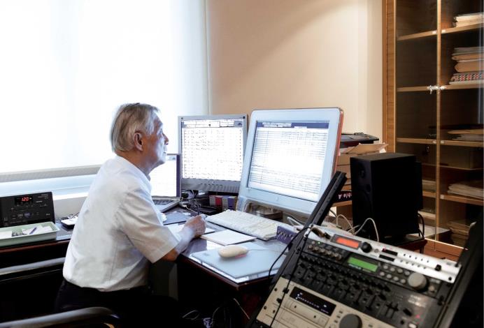 陳茂萱在臺北新店花園新城工作室作曲，數十年如一日。（許培鴻攝／陳學毅提供）