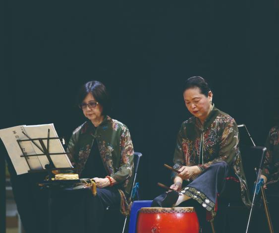 林吳素霞示範「南鼓」（俗稱腳鼓、足鼓），南鼓是梨園戲特色，也是前後場的指揮，萬軍主帥。（林吳素霞提供）