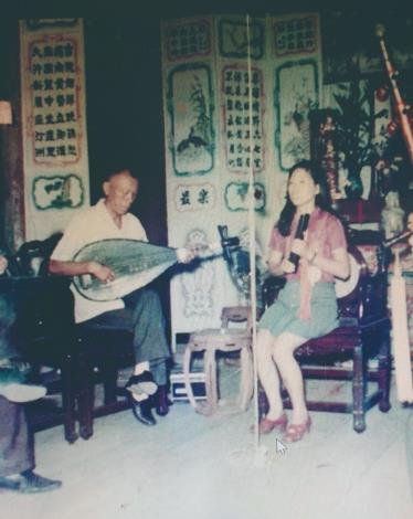 1973年參加聚英社全國南樂整絃，林吳素霞唱曲、她父親彈琵琶，一同在鹿港龍山寺演出。（林吳素霞提供）