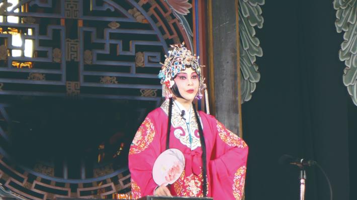 2012 年於霧峰林家宮保第園區「大花廳」演出南管戲《陳三五娘賞燈》，林吳素霞飾演五娘。南管戲典雅精緻，但保存的南管戲曲不及音樂的百分之一。（林吳素霞提供）