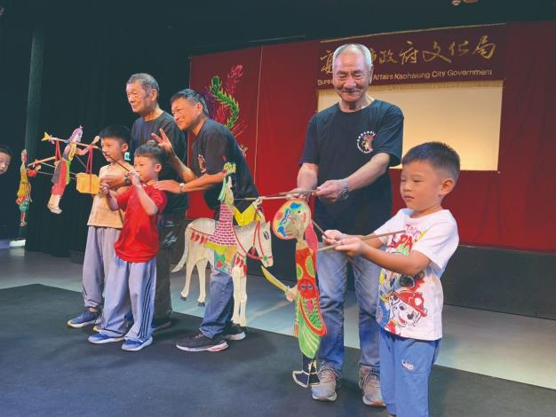 為讓百年劇藝在校園扎根，永興樂將傳統化作青春養分，永興樂送給孩子的不僅是技藝傳授，更是一場開啟傳統魔法的快樂冒險。（永興樂皮影劇團提供）