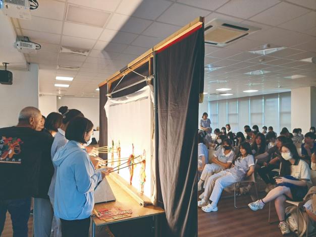 為讓百年劇藝在校園扎根，永興樂將傳統化作青春養分，永興樂送給孩子的不僅是技藝傳授，更是一場開啟傳統魔法的快樂冒險。（永興樂皮影劇團提供）