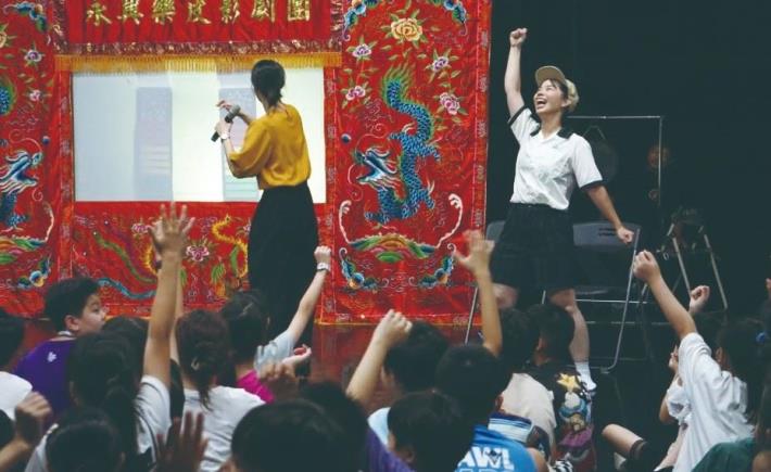 「偶要到校園」校園巡演活動來到了中華藝校附設雙語小學，除了演出皮影戲，現場也有互動遊戲，小朋友可以即時參與，一起決定劇情走向。（永興樂皮影劇團提供）