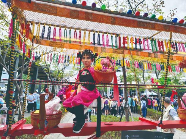校園巡「座八仙」讓孩子們學會了擔當與分享，並在鄉親的祝福聲中建立起深厚的在地認同。（臺南學甲慈濟宮董事羅朝陽提供）