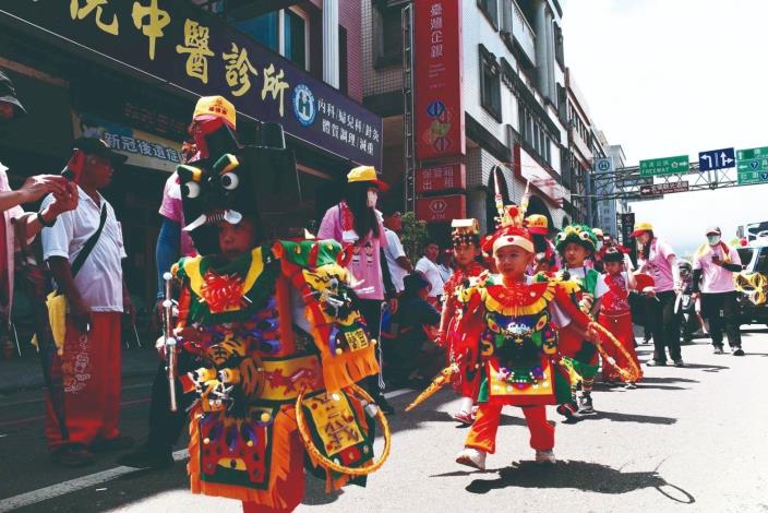 小小神將腳的孩子是東嶽文化祭隊伍中最可愛的風景，他們穿著特製小神將服跟在大人隊伍後面，一步一步認真地走著，沿途居民總會忍不住微笑、鼓掌、拿起手機拍照。（宜蘭國小附設幼兒園主任林秋萍提供）